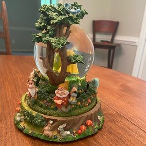 Disney Snow White Snow Globe